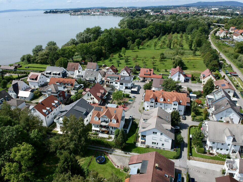 Luftbild des Privatstrands am Eriskircher Ried mit Blick über den Bodensee