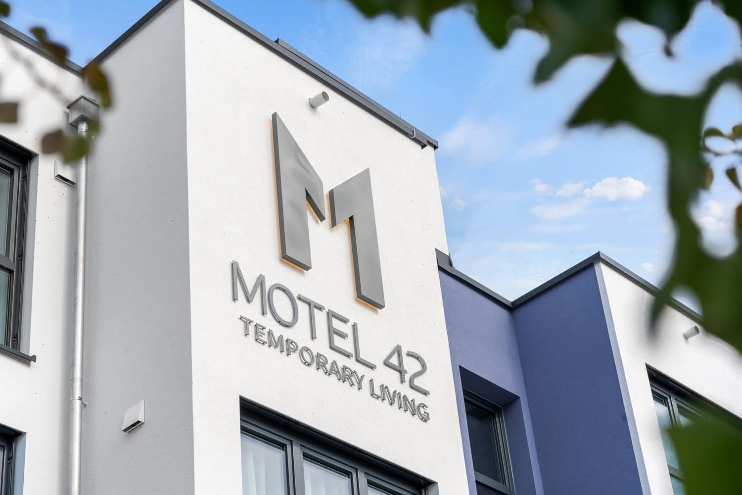 Fassade des Motel 42 an der Aistegstraße in Friedrichshafen